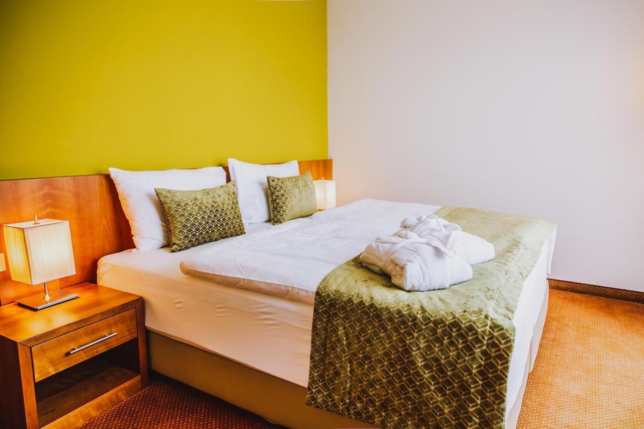 Seehotel Sued By S4Y Velden am Woerthersee Ngoại thất bức ảnh
